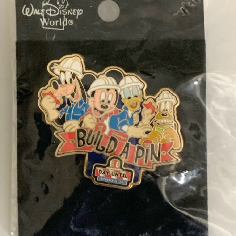 Disney LE2500 Goofy, Mickey, Donald & Pluto, Build A Pin Countdown 1 Day Pin